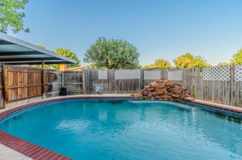 1939 Rambling Rdg Ln, Carrollton TX 75007-3154 exterior