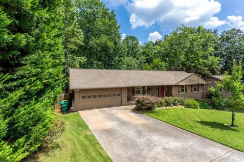 6889 Lockridge Dr, Atlanta GA  30360-1514 exterior
