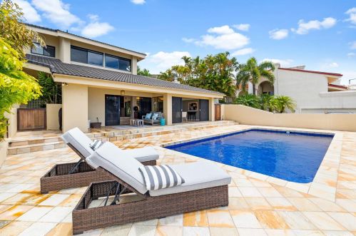 688 Kaulana Pl, Honolulu HI  96821-2533 exterior