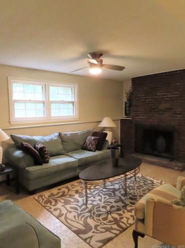 10 Summit Dr, Windsor CT  06095-3238 exterior