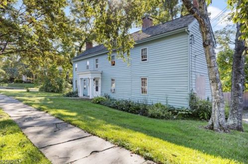 64 Center St, Clinton, NJ 08809-1336