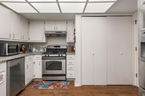 6430 Bridgewater Dr, Austin TX  78723-3927 exterior