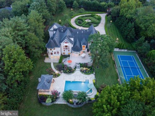 9822 Beach Mill Rd, Great Falls, VA 22066-3709