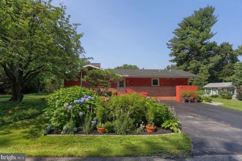 1949 Pine Dr, Lancaster, PA 17601-5529