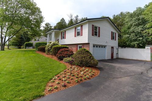 11 Pinewood Dr, Somersworth, NH 03878-1507