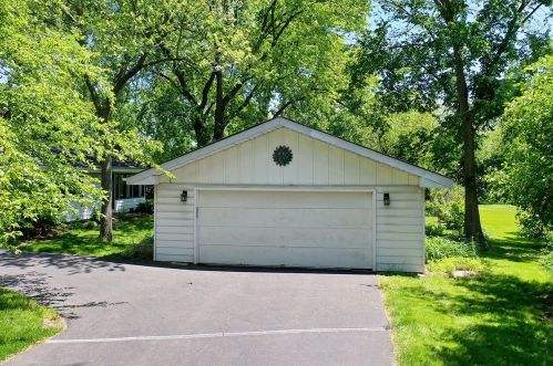 7249 Central Ave, Willowbrook, IL 60527-4962