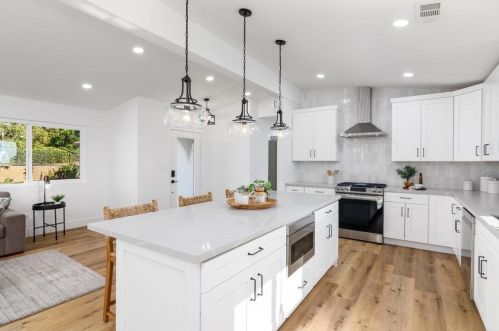 2063 Grandview St, Oceanside CA  92054-5618 exterior