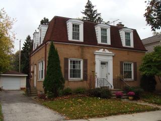5739 Kerbs Ave, Chicago, IL 60646-6618