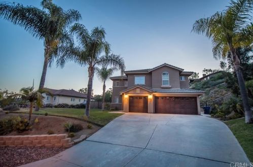 1886 Fuerte Valley Dr, El Cajon, CA 92019-3739