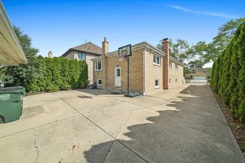 8644 Stolting Rd, Niles IL  60714-1817 exterior