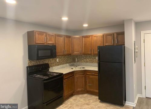 6001 17th St, Philadelphia, PA 19141-1839