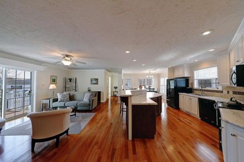 32 Bluebird Dr, Tiverton, RI 02878-2364