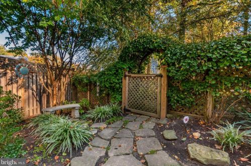 1211 Pinecrest Cir, Silver Spring MD exterior