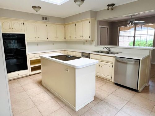 3021 Stonehenge Ln, Carrollton TX 75006-5211 exterior