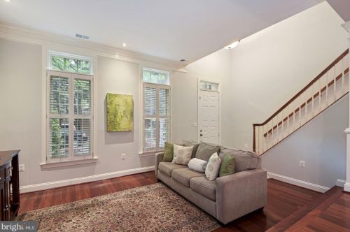 110 Grace Ln, Falls Church, VA 22046-3558