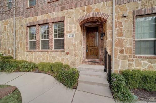 4420 Riverview Dr, Carrollton TX  75010-4262 exterior