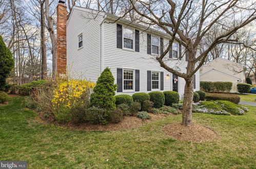8470 Falling Leaf Rd, Springfield, VA 22153-2502