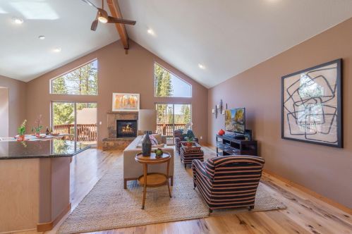 10615 Sara Bear Ln, Truckee, CA 96161-3153