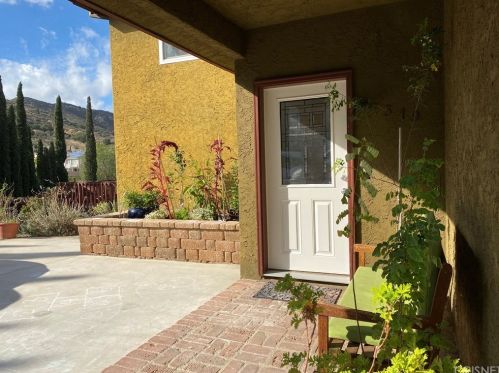 1319 Gonzales Rd, Simi Valley, CA 93063-4577