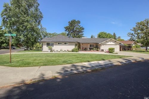 160 Loraine Ct, Vacaville, CA 95688-3811