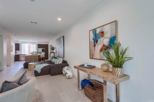 262 Rockefeller, Irvine CA  92612-8113 exterior