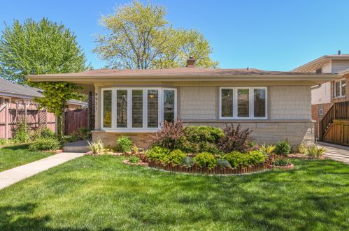 8921 Oak Park Ave, Morton Grove, IL 60053-2379