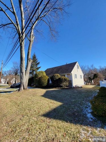 32 Beechwood Rd, Cresskill, NJ 07626-1002