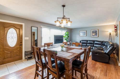 275 Middle St, South Elgin, IL 60177-2027