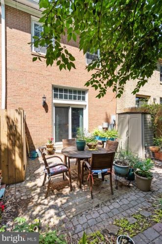 5269 Bradgen Ct, Springfield VA  22151-3524 exterior