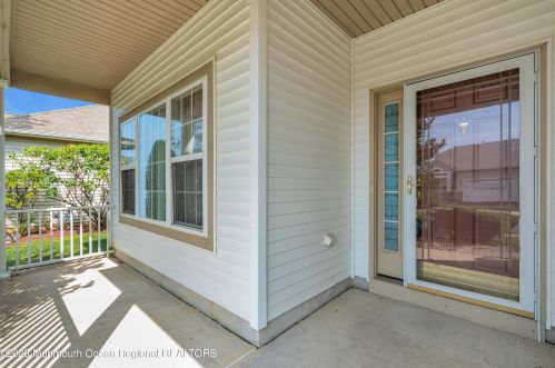 32 Kensington Rd, Lakehurst, NJ 08759-6254