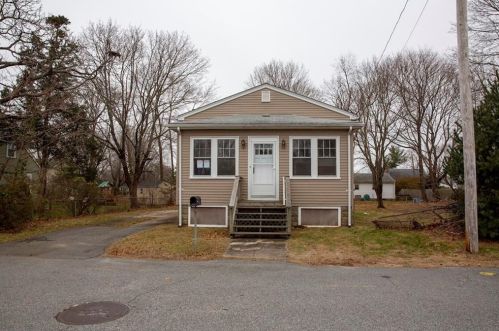 12 Holyoke Ave, Warwick, RI 02889-5009
