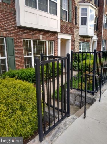 15320 Kensington Park Dr, Woodbridge, VA 22191-6570