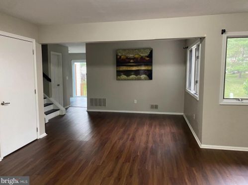 10 Cambridge Dr, Trenton, NJ 08628-2226