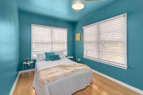 4905 Duval St, Austin TX 78751-2536 exterior