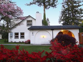 36 146th Ave, Portland, OR 97233-2122