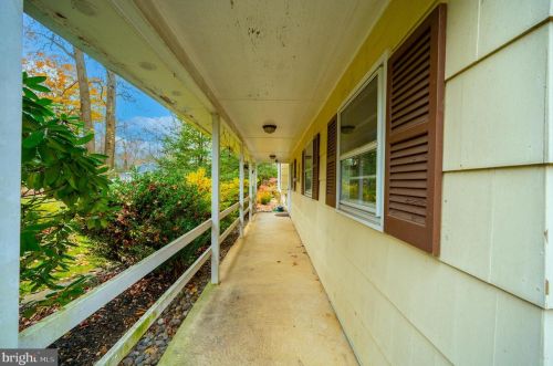 2 Crab Apple Ln, Trenton, NJ 08648-3124