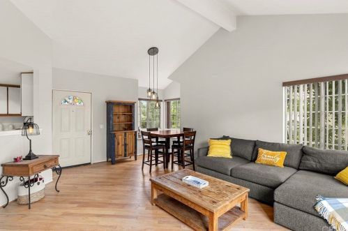1033 Dewcrest Dr, Anaheim, CA 92808-2402
