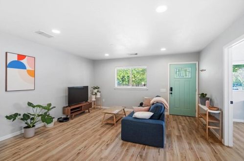 313 Delmar Ave, Austin TX  78752-2620 exterior