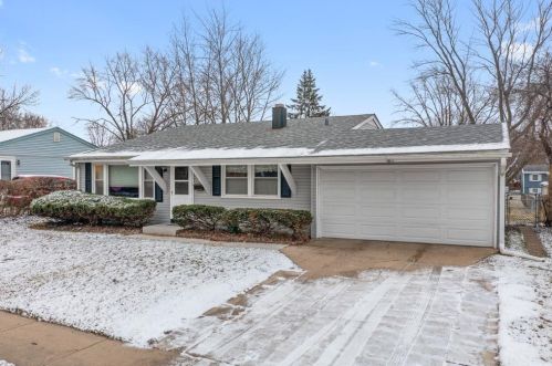 1911 Bristol Cir, Carpentersville, IL 60110-2414