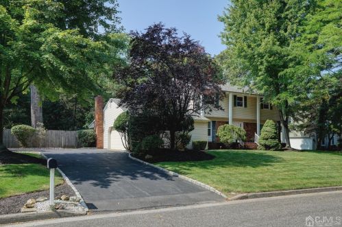 10 Renee Ct, Edison, NJ 08820-3634