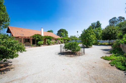 16355 Rancho Escondido Dr, Riverside CA  92506-5801 exterior