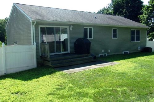 15 Clark Pl, Quaker Hill, CT 06375-1205
