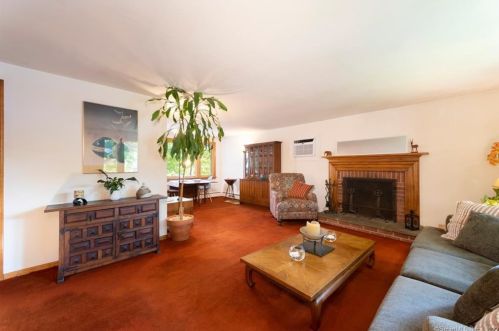 78 Valley View Rd, Norwalk, CT 06851-1044
