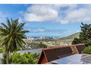 3281 Beaumont Woods Pl, Honolulu, HI 96822-1423