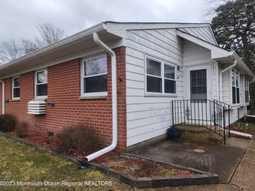 43 Columbus Blvd, Lakehurst, NJ 08759-1870