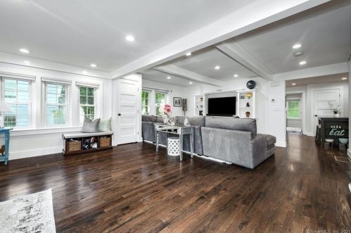 129 Grumman Ave, Norwalk CT  06851-2404 exterior