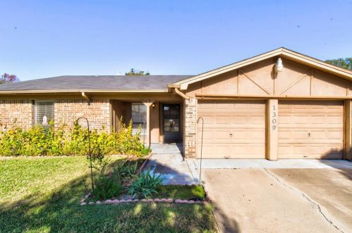 1309 Augusta Rd, Fort Worth, TX 76126-3727