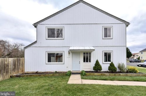 1008 Queens Ct, Herndon, VA 20170-3425