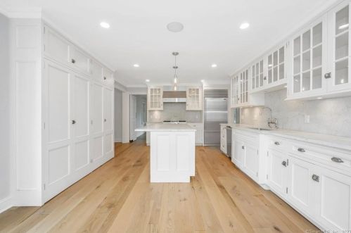 10 Thornhill Rd, Riverside CT  06878-1323 exterior