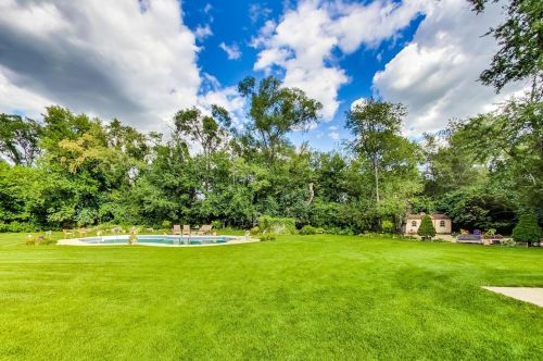 8901 Maple Ave, Willowbrook IL 60527-6469 exterior